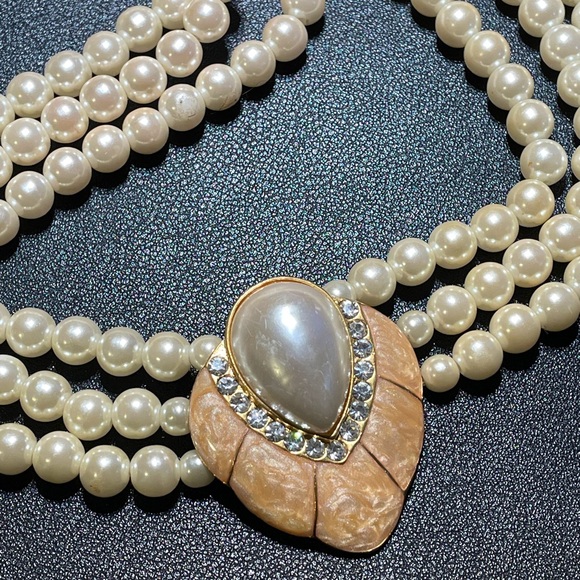Vintage signed faux pearl 3 strand necklace, gold tone with enamel pendant - Picture 3 of 3